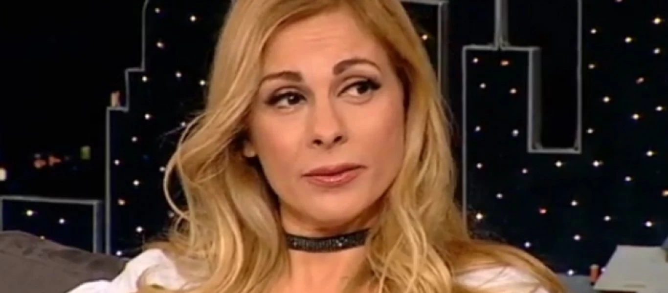 H Zώζα Μεταξά με μαύρο κολλητό παντελόνι σε θεατρική παράσταση (φωτο)